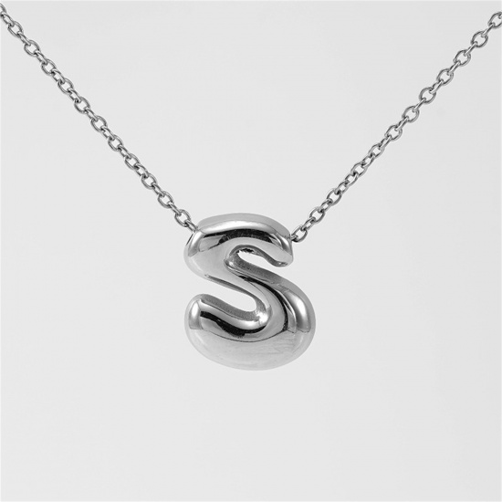 Image de 1 Pièce Collier à Pendentif Chaîne Maille Forçat Mignon en 304 Acier Inoxydable Respectueux de la Nature Hip Hop Argent Mat Alphabet Majuscule Lettre Initiale Mots" S " Creux Unisexe 45cm long
