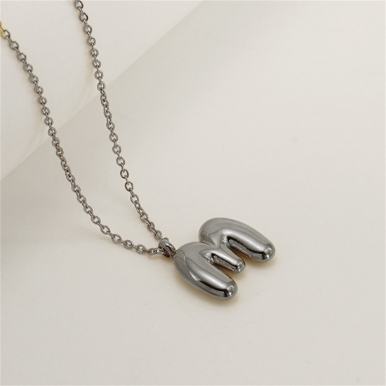 Image de 1 Pièce Collier à Pendentif Chaîne Maille Forçat en 304 Acier Inoxydable À la Mode Argent Mat Alphabet Majuscule Lettre Initiale Mots" M " Unisexe 45cm long