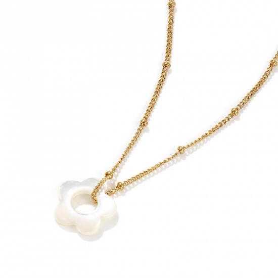 Image de Collier à Breloques Fleur Plaqué Or Véritable 18K en 304 Acier Inoxydable & Coquille Naturelle Pour Femmes, Chaîne Maille Cheval 45cm + 5cm, Élégant Minimaliste Cadeau, Revêtement sous Vide PVD Respectueux de l'Environnement, 1 Pièce