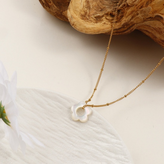 Image de Collier à Breloques Fleur Plaqué Or Véritable 18K en 304 Acier Inoxydable & Coquille Naturelle Pour Femmes, Chaîne Maille Cheval 45cm + 5cm, Élégant Minimaliste Cadeau, Revêtement sous Vide PVD Respectueux de l'Environnement, 1 Pièce