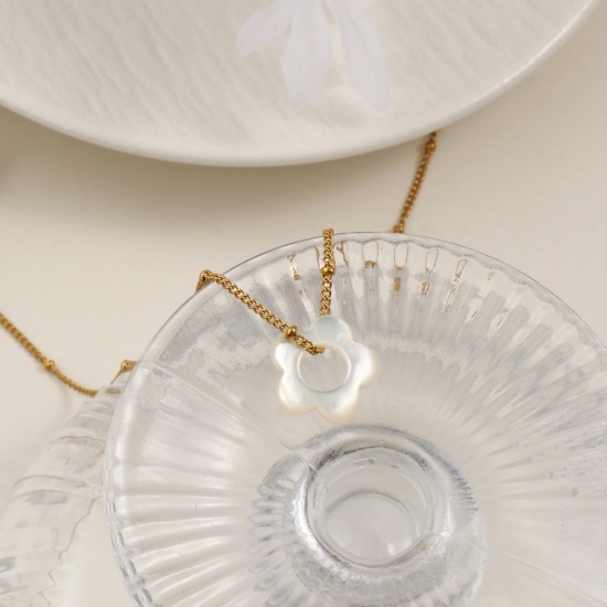 Image de Collier à Breloques Fleur Plaqué Or Véritable 18K en 304 Acier Inoxydable & Coquille Naturelle Pour Femmes, Chaîne Maille Cheval 45cm + 5cm, Élégant Minimaliste Cadeau, Revêtement sous Vide PVD Respectueux de l'Environnement, 1 Pièce