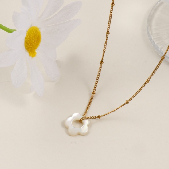 Image de Collier à Breloques Fleur Plaqué Or Véritable 18K en 304 Acier Inoxydable & Coquille Naturelle Pour Femmes, Chaîne Maille Cheval 45cm + 5cm, Élégant Minimaliste Cadeau, Revêtement sous Vide PVD Respectueux de l'Environnement, 1 Pièce