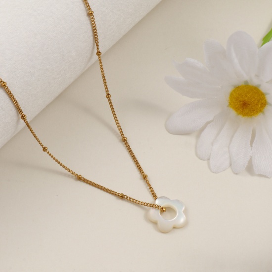 Image de Collier à Breloques Fleur Plaqué Or Véritable 18K en 304 Acier Inoxydable & Coquille Naturelle Pour Femmes, Chaîne Maille Cheval 45cm + 5cm, Élégant Minimaliste Cadeau, Revêtement sous Vide PVD Respectueux de l'Environnement, 1 Pièce