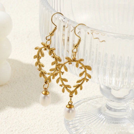 Imagen de 1 Par Recubrimiento al Vacío PVD Ecológico Elegante Exquisito 18K Oro Real Chapado Blanco Acero Inoxidable 304 & Perla Natural Hoja Pendientes Para Mujeres Regalo 6.6cm x 2.3cm, Tamaño del Poste/Cable: 0.7mm(21 gauge)
