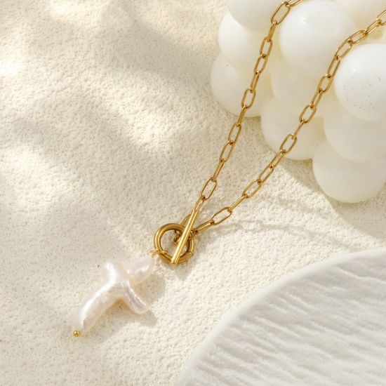 Immagine di 18K Vero Oro Placcato Catena a Graffetta Croce Collana con Ciondolo, Acciaio Inossidabile 304 & Perla Naturale 45cm, Per Donne, Bianco Religione Barocco Regalo, Placcatura Sottovuoto PVD Ecologica, 1 Pz