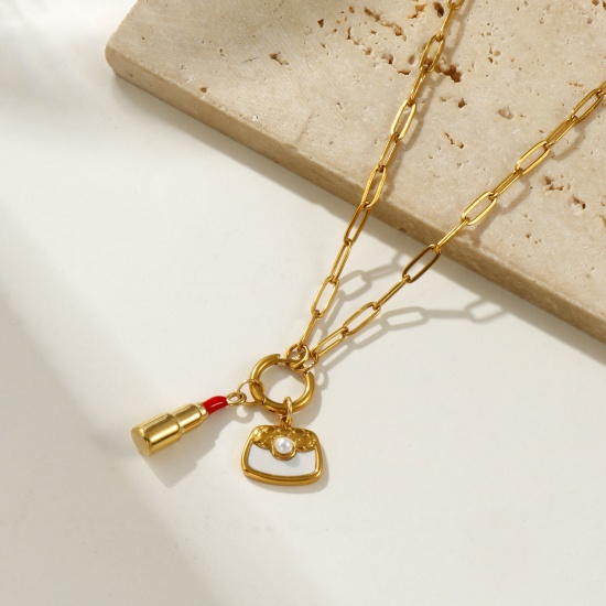 Изображение 18K настоящее золото с покрытием Цепочка зажимов Губная помада Ожерелье с подвеской, 304 Нержавеющая Сталь & натуральные ракушки 45см, Для женщин, Красный С Эмалью С Исскуственными Жемчугами, Косметика Стильный подарок, Экологичное вакуумное PVD-покрытие Водонепроницаемый Антиоксидантный Гипоаллергенный, 1 ШТ