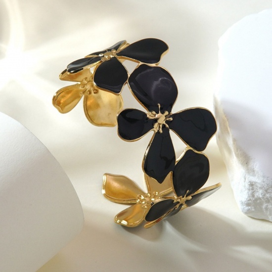 Image de de Gros Bracelet Manchette Jonc Semi-Ouvert Plaqué Or 18K en 304 Acier Inoxydable, Fleur Noir Émail aux Femmes Revêtement sous Vide PVD Respectueux de l'Environnement Collection Végétale À la Mode Cadeau Fournitures de Bijoux 5.5cm Dia., 1 Pièce