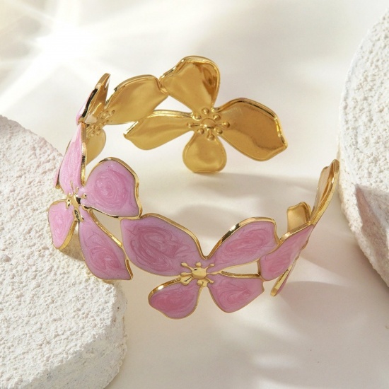 Image de de Gros Bracelet Manchette Jonc Semi-Ouvert Plaqué Or 18K en 304 Acier Inoxydable, Fleur Rose Émail aux Femmes Revêtement sous Vide PVD Respectueux de l'Environnement Collection Végétale À la Mode Cadeau Fournitures de Bijoux 5.5cm Dia., 1 Pièce