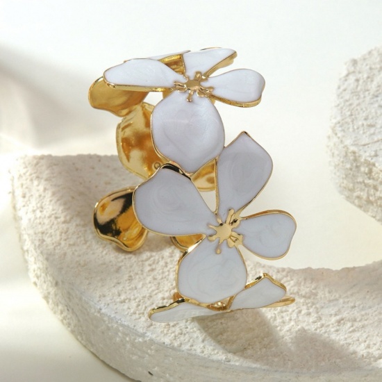 Image de de Gros Bracelet Manchette Jonc Semi-Ouvert Plaqué Or 18K en 304 Acier Inoxydable, Fleur Blanc Émail aux Femmes Revêtement sous Vide PVD Respectueux de l'Environnement Collection Végétale À la Mode Cadeau Fournitures de Bijoux 5.5cm Dia., 1 Pièce