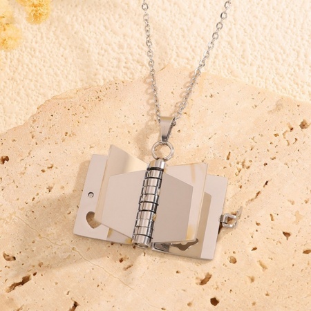 Immagine di Libro di Pagine Girevoli e Apribile Incisione Personalizzata Disponibile Collana con Ciondolo All'Ingrosso, Tono Argento 304 Acciaio Inossidabile Catena a Cavo, Unisex Ecologico Creativo Elegante San Valentino Gioielli Per Rivenditore, 40cm + 5cm Lunghezza, 1 Pz