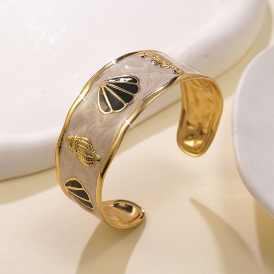 Image de Bracelet Manchette Jonc Semi-Ouvert En Gros Plaqué Or 18K en 304 Acier Inoxydable, Coquilles Noir Émail Revêtement sous Vide PVD Respectueux de l'Environnement, aux Femmes Bijoux d'Océan À la Mode Cadeau Fournitures de Bijoux 5.5cm Dia., 1 Pièce