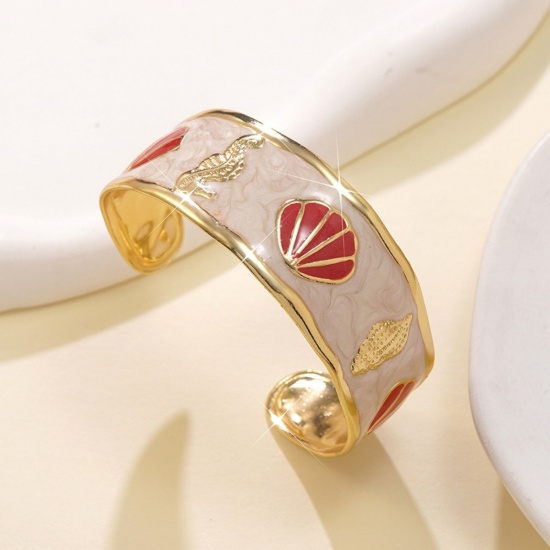 Image de Bracelet Manchette Jonc Semi-Ouvert En Gros Plaqué Or 18K en 304 Acier Inoxydable, Coquilles Rouge Émail Revêtement sous Vide PVD Respectueux de l'Environnement, aux Femmes Bijoux d'Océan À la Mode Cadeau Fournitures de Bijoux 5.5cm Dia., 1 Pièce