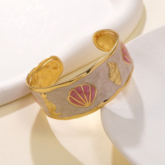 Image de Bracelet Manchette Jonc Semi-Ouvert En Gros Plaqué Or 18K en 304 Acier Inoxydable, Coquilles Rose Émail Revêtement sous Vide PVD Respectueux de l'Environnement, aux Femmes Bijoux d'Océan À la Mode Cadeau Fournitures de Bijoux 5.5cm Dia., 1 Pièce
