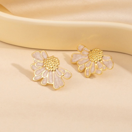Image de Boucles d'Oreilles Puces En Gros Plaqué Or 18K en 201 Acier Inoxydable, Exquis À la Mode Marguerite Blanc Émail aux Femmes Respectueux de la Nature Cadeau Fournitures de Bijoux 30mm x 19mm, 1 Paire