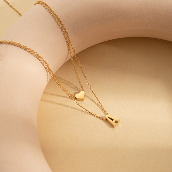 Imagen de Corazón Mayúscula Letra Mensaje " A " Collar Múltiples Capas Al Por Mayor, Chapado en Oro de 18K 304 Acero Inoxidable Cadena de Cable Cruz, Mujeres Enchapado al Vacío día de San Valentín Estilo Ins Regalo Joyería Para Minorista, 45cm + 5cm longitud, 1 Unidad