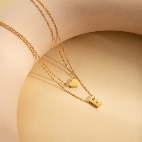 Imagen de Corazón Mayúscula Letra Mensaje " E " Collar Múltiples Capas Al Por Mayor, Chapado en Oro de 18K 304 Acero Inoxidable Cadena de Cable Cruz, Mujeres Enchapado al Vacío día de San Valentín Estilo Ins Regalo Joyería Para Minorista, 45cm + 5cm longitud, 1 Unidad