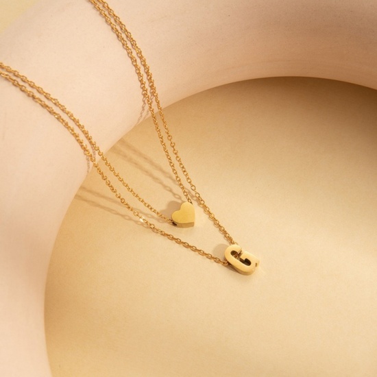 Imagen de Corazón Mayúscula Letra Mensaje " G " Collar Múltiples Capas Al Por Mayor, Chapado en Oro de 18K 304 Acero Inoxidable Cadena de Cable Cruz, Mujeres Enchapado al Vacío día de San Valentín Estilo Ins Regalo Joyería Para Minorista, 45cm + 5cm longitud, 1 Unidad