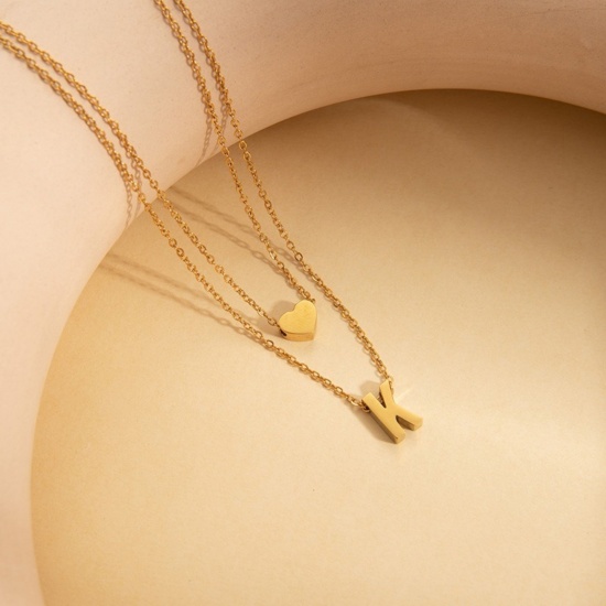 Imagen de Corazón Mayúscula Letra Mensaje " K " Collar Múltiples Capas Al Por Mayor, Chapado en Oro de 18K 304 Acero Inoxidable Cadena de Cable Cruz, Mujeres Enchapado al Vacío día de San Valentín Estilo Ins Regalo Joyería Para Minorista, 45cm + 5cm longitud, 1 Unidad