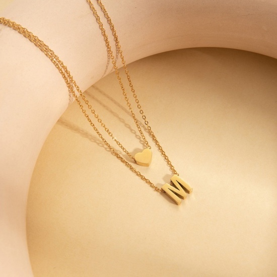 Imagen de Corazón Mayúscula Letra Mensaje " M " Collar Múltiples Capas Al Por Mayor, Chapado en Oro de 18K 304 Acero Inoxidable Cadena de Cable Cruz, Mujeres Enchapado al Vacío día de San Valentín Estilo Ins Regalo Joyería Para Minorista, 45cm + 5cm longitud, 1 Unidad