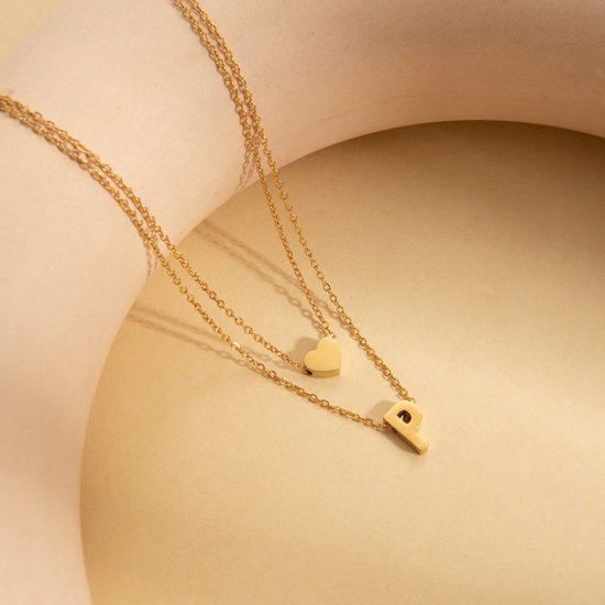 Imagen de Corazón Mayúscula Letra Mensaje " P " Collar Múltiples Capas Al Por Mayor, Chapado en Oro de 18K 304 Acero Inoxidable Cadena de Cable Cruz, Mujeres Enchapado al Vacío día de San Valentín Estilo Ins Regalo Joyería Para Minorista, 45cm + 5cm longitud, 1 Unidad