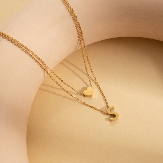 Imagen de Corazón Mayúscula Letra Mensaje " S " Collar Múltiples Capas Al Por Mayor, Chapado en Oro de 18K 304 Acero Inoxidable Cadena de Cable Cruz, Mujeres Enchapado al Vacío día de San Valentín Estilo Ins Regalo Joyería Para Minorista, 45cm + 5cm longitud, 1 Unidad