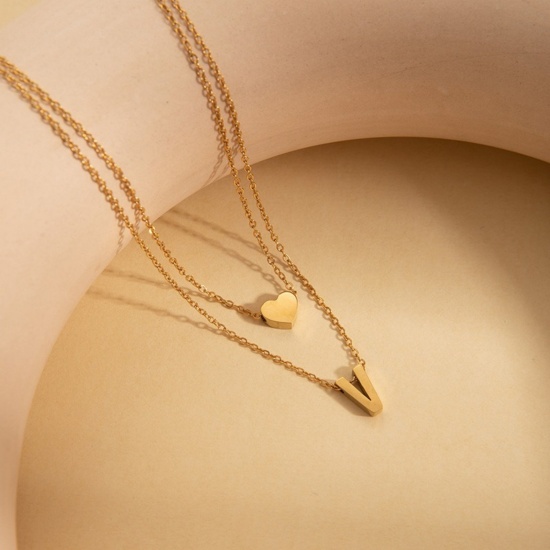 Imagen de Corazón Mayúscula Letra Mensaje " V " Collar Múltiples Capas Al Por Mayor, Chapado en Oro de 18K 304 Acero Inoxidable Cadena de Cable Cruz, Mujeres Enchapado al Vacío día de San Valentín Estilo Ins Regalo Joyería Para Minorista, 45cm + 5cm longitud, 1 Unidad