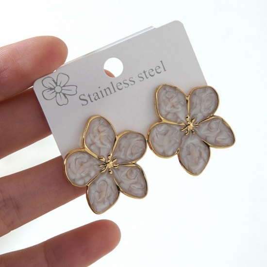 Immagine di Squisito Elegante Orecchini a Perno All'Ingrosso, Fiore Bianco Smalto Placcato Oro 18K 304 Acciaio Inossidabile, Donne Regalo Fornitura di Gioielli, 1 Paio