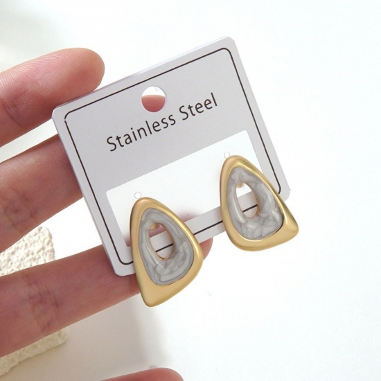 Immagine di Squisito Elegante Orecchini a Perno All'Ingrosso, Triangolo Bianco Smalto Placcato Oro 18K 304 Acciaio Inossidabile, Donne Regalo Fornitura di Gioielli, 1 Paio