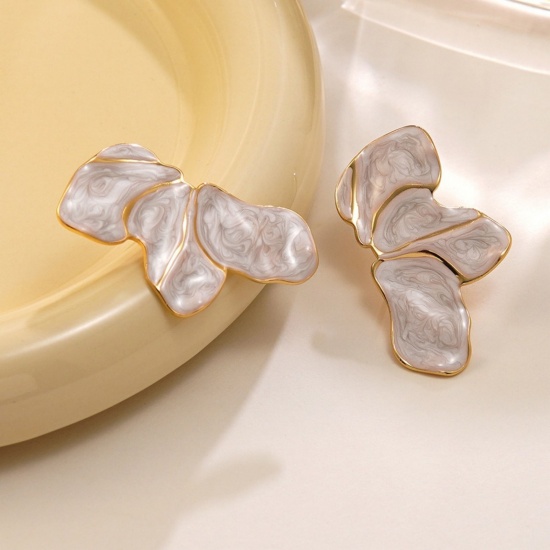 Immagine di Squisito Elegante Orecchini a Perno All'Ingrosso, Petalo Bianco Smalto Placcato Oro 18K 304 Acciaio Inossidabile, Donne PVD Ecologica Regalo Fornitura di Gioielli, 4.5cm x 2.5cm, 1 Paio