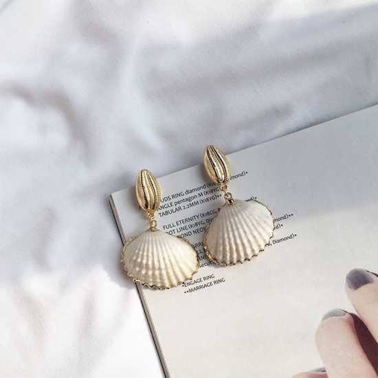 Image de Boucles d'Oreilles Bijoux d'Océan en Acrylique Doré Coquille Naturelle 50mm, 1 Paire